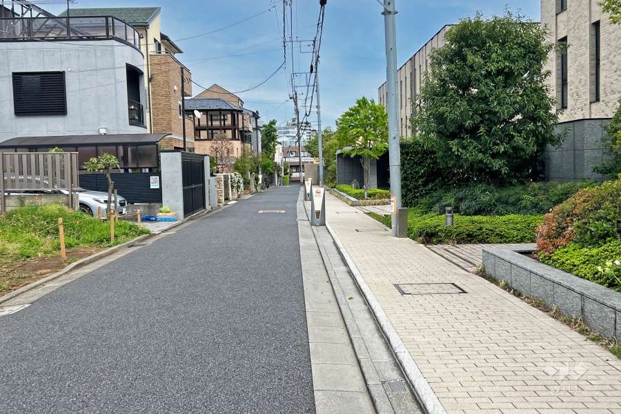 敷地の北側前面道路（西側から）