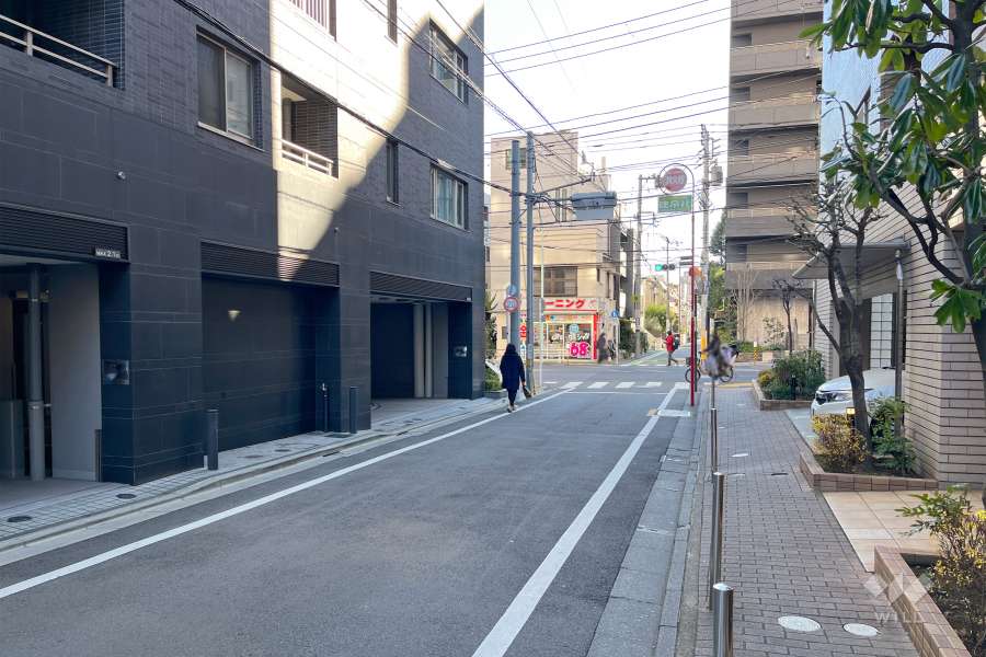 敷地南西側の前面道路（北西側から）