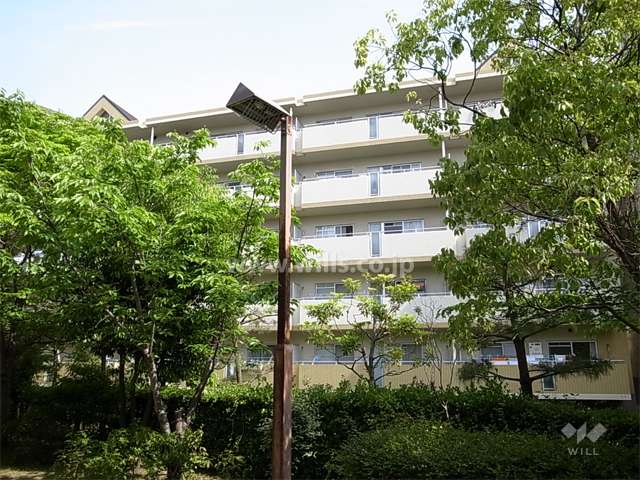 2号棟の南側は緑地スペースを挟んで『高須東公園』に面しています。