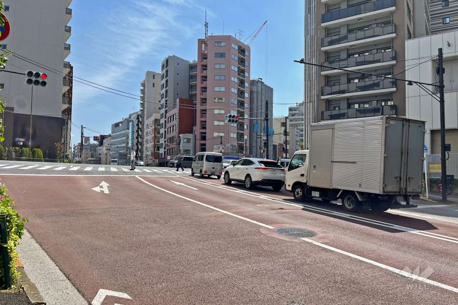敷地北側の前面道路（西側から）
