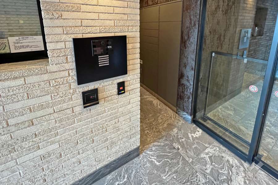 エントランスはオートロック付きです。