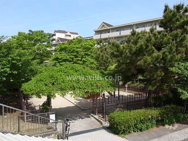 3号棟の南側には緑地スペースを挟んで、『高須東公園』が広がっています。