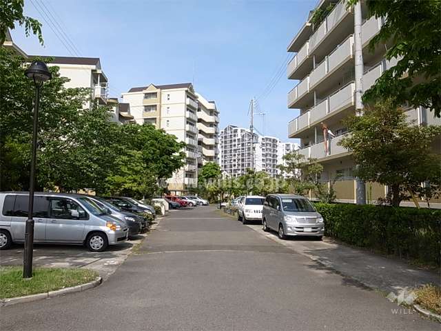 4号棟の南側は駐車場になっており、間隔があいています。