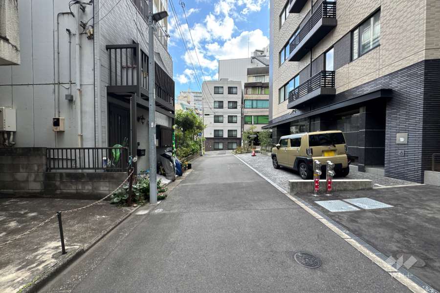 敷地の北側前面道路（西側から）