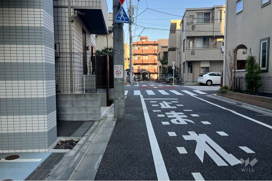 敷地の南側前面道路（西側から）