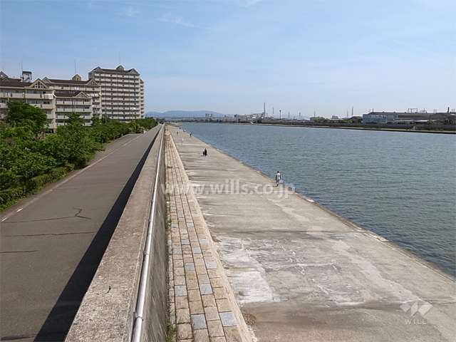 敷地の東側には武庫川が流れています。
