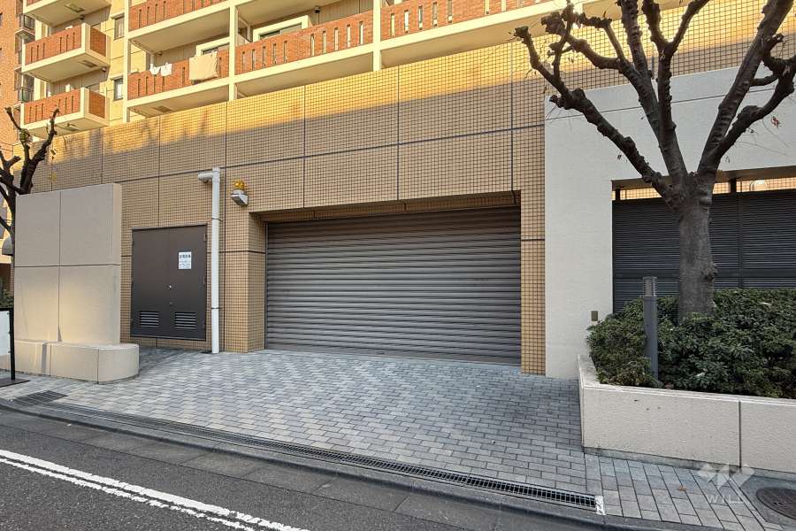 駐車場の出入り口（シャッター付き）