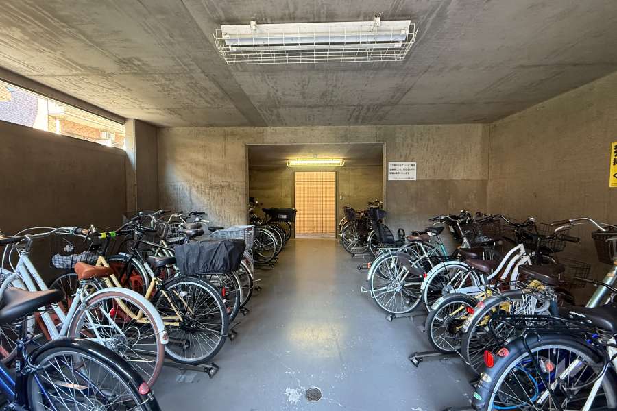 屋内に設けられた駐輪場