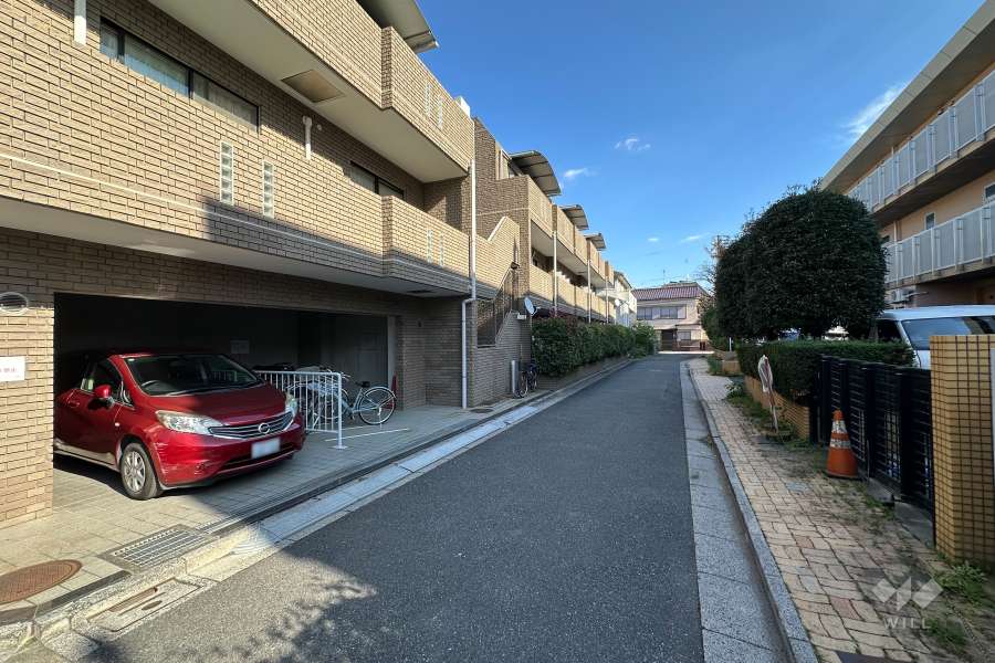 敷地の南側前面道路（西側から）