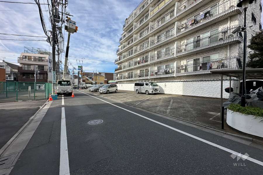 敷地の南側前面道路（東側から）
