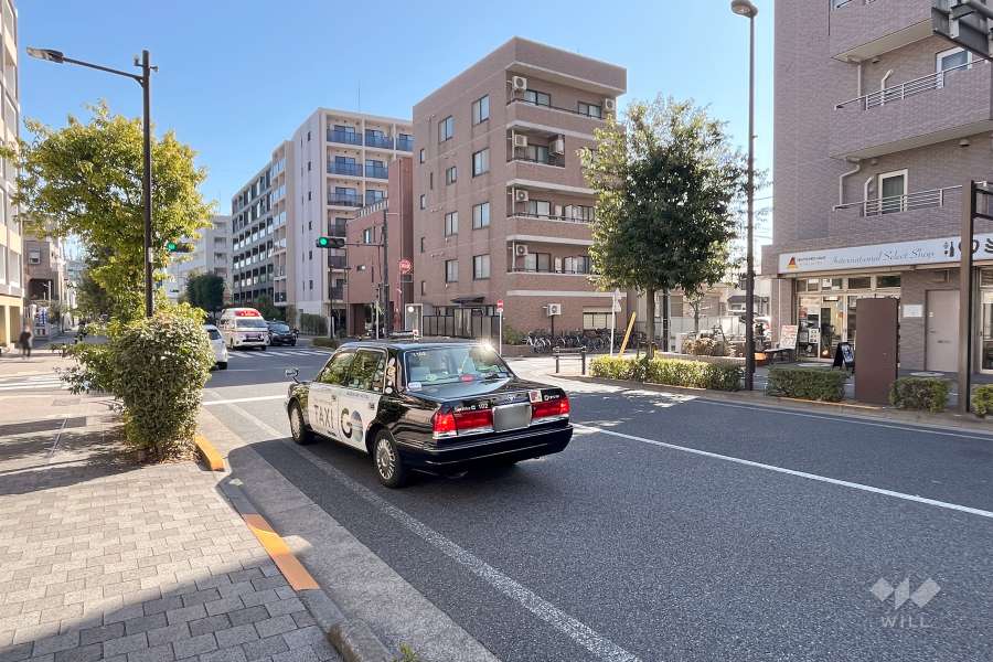 敷地北側の前面道路（西側から）