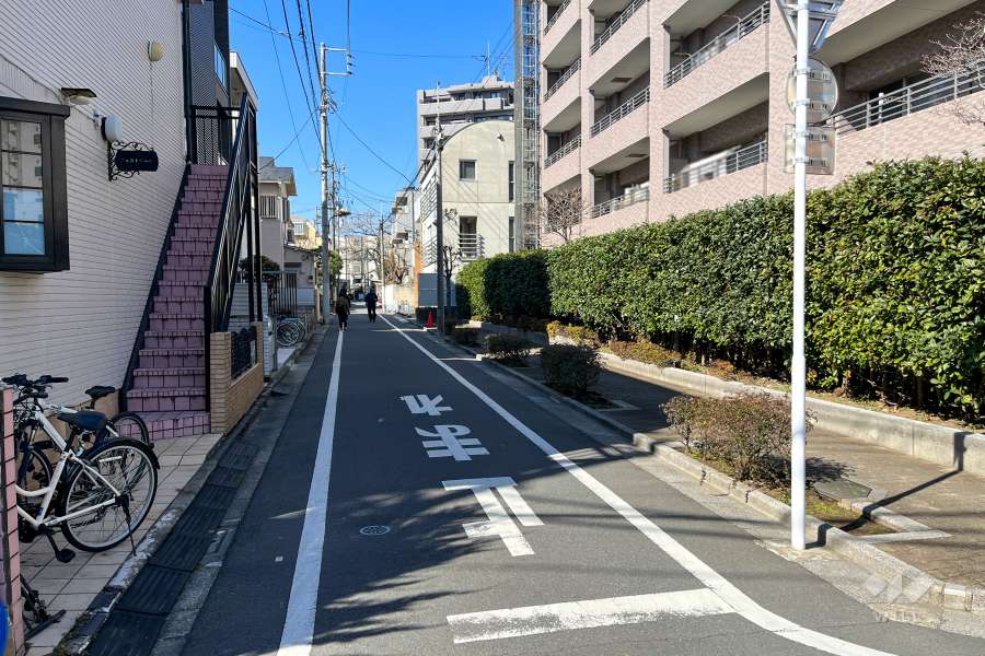 敷地南側の前面道路（東側から）