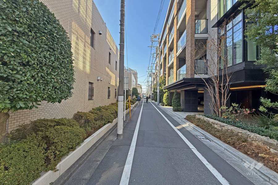 敷地の北西側前面道路（北東側から）