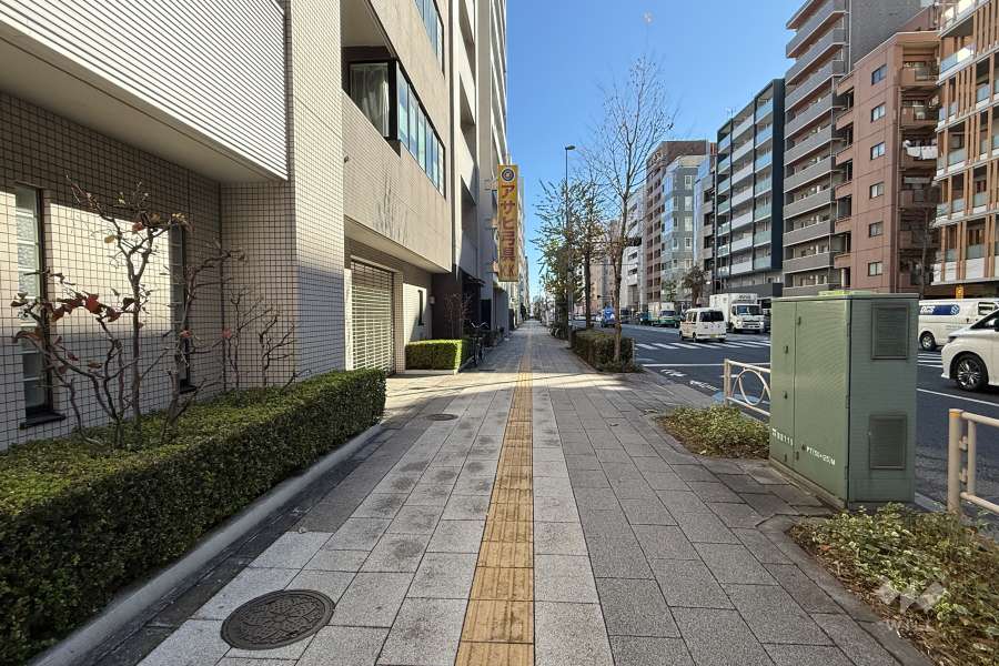敷地の南西側前面道路（北西側から）