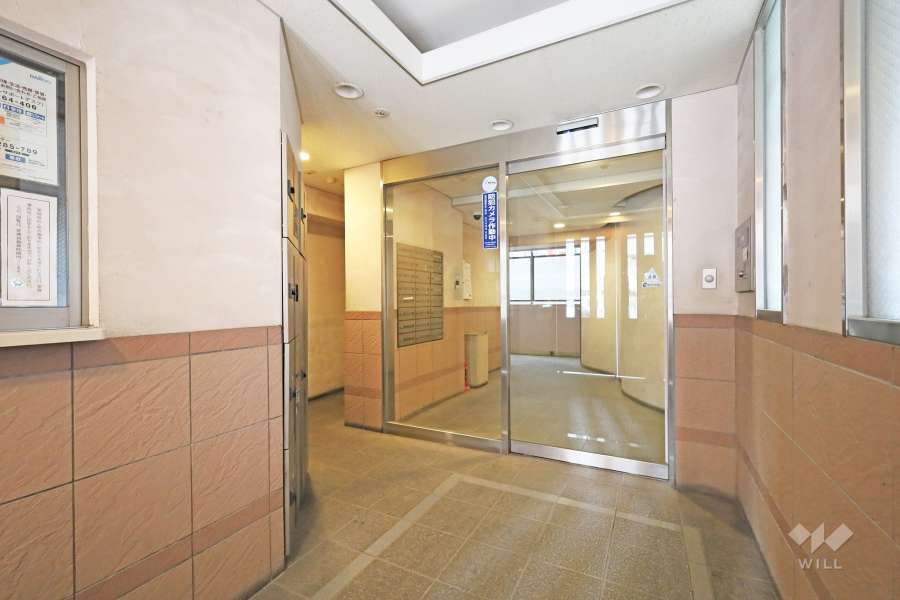 エントランスはオートロック付きです。