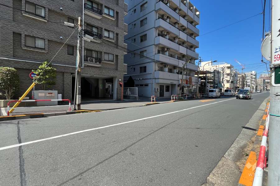 敷地の北東側前面道路（南東側から）