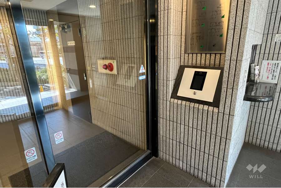 エントランスはオートロック付きです。