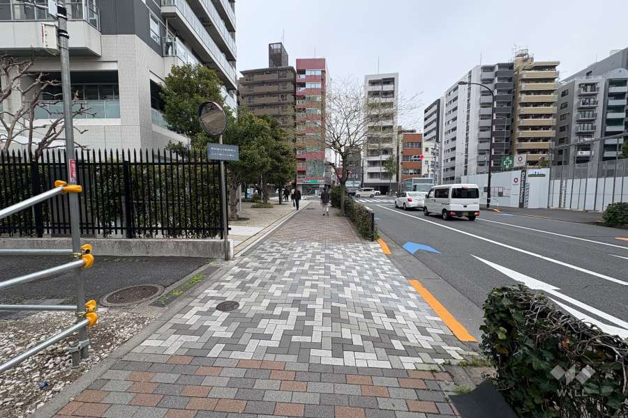 敷地南東側の前面道路（南西側から）