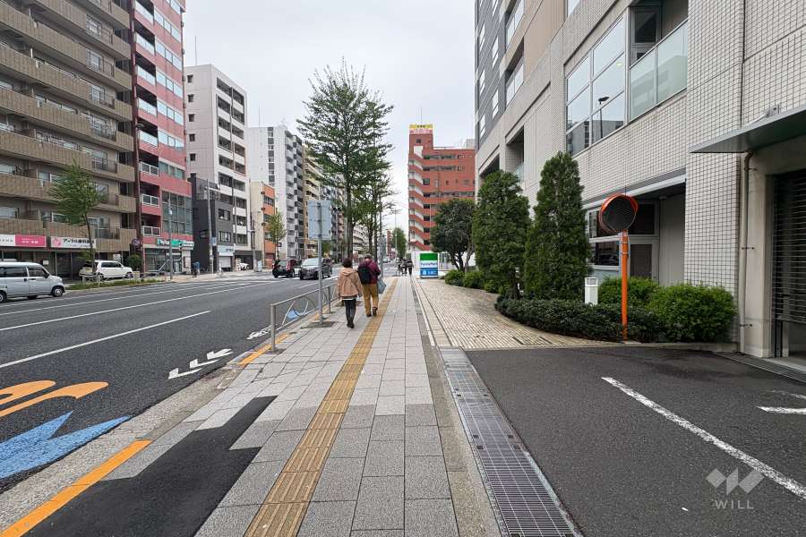 敷地北東側の前面道路（北西側から）