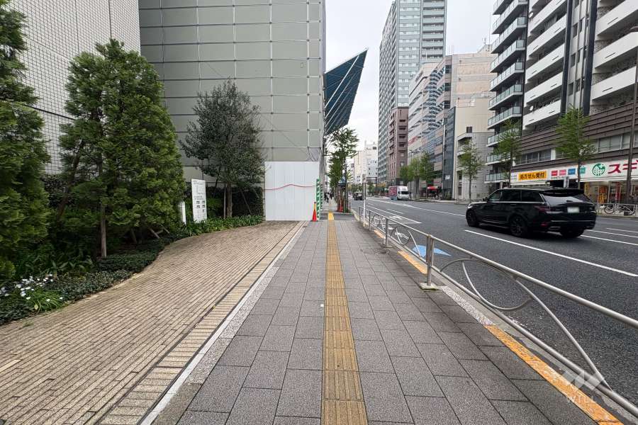 敷地北東側の前面道路（南東側から）