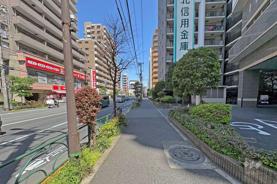 北西側前面道路は明治通りです（南西側から）。