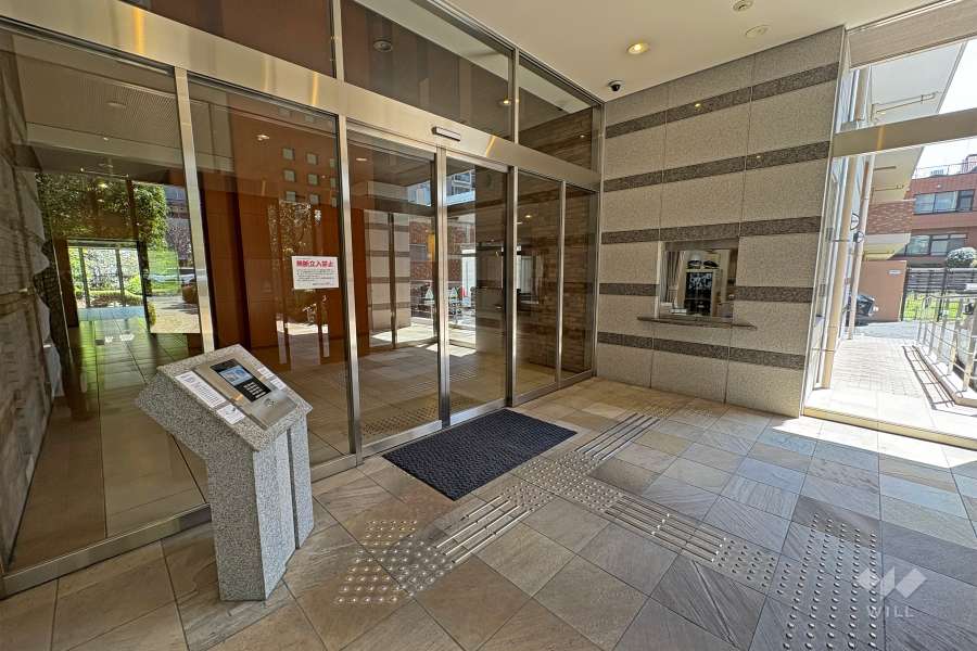 エントランスはオートロック付きです。