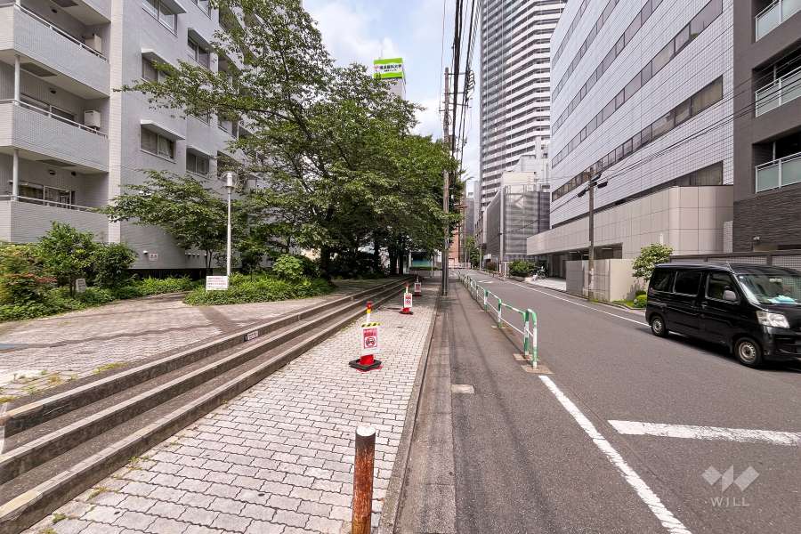 敷地北側の前面道路（東側から）