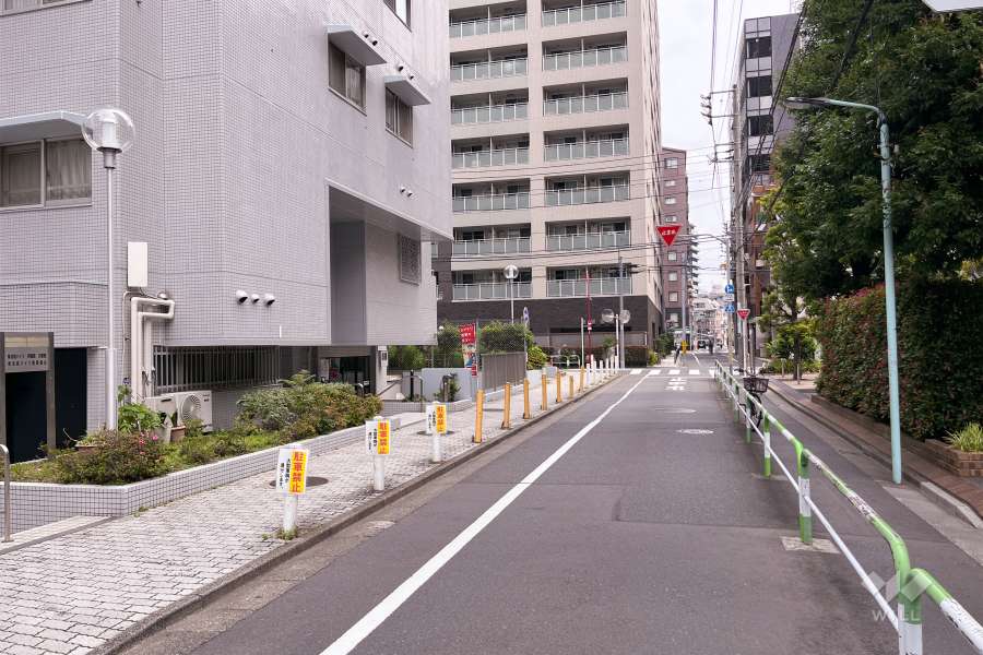敷地東側の前面道路（南側から）