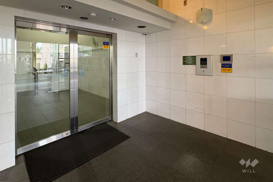 エントランスはオートロック付きです。