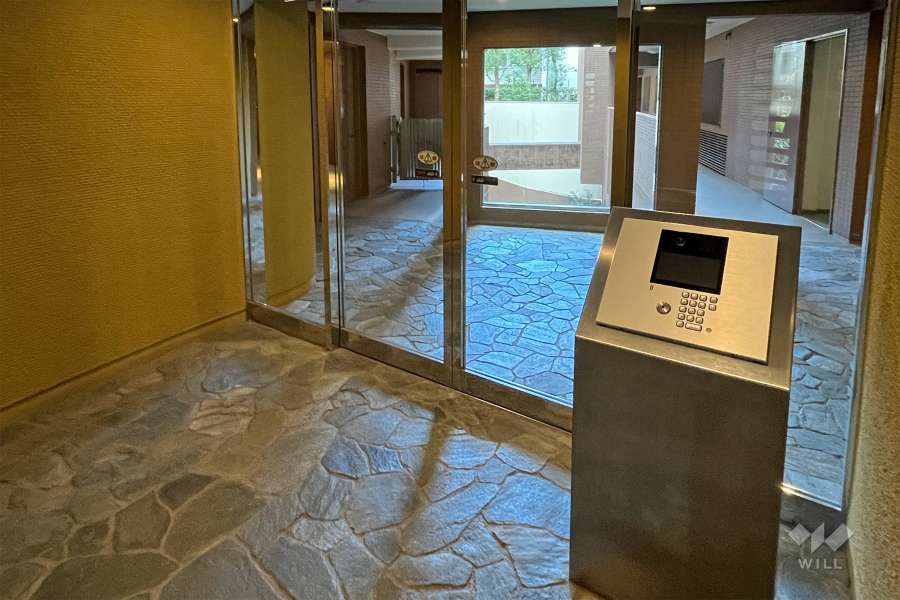 エントランスはオートロック付きです。