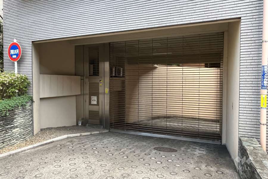 駐車場の出入り口(リングシャッター付)