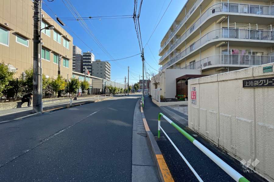 敷地北東側の前面道路