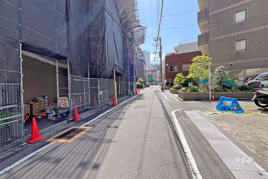 敷地西側の前面道路（北側から）