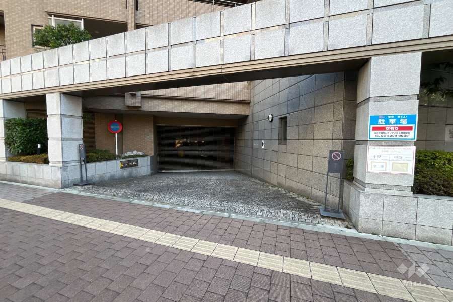 駐車場の出入口（リングシャッター付き）