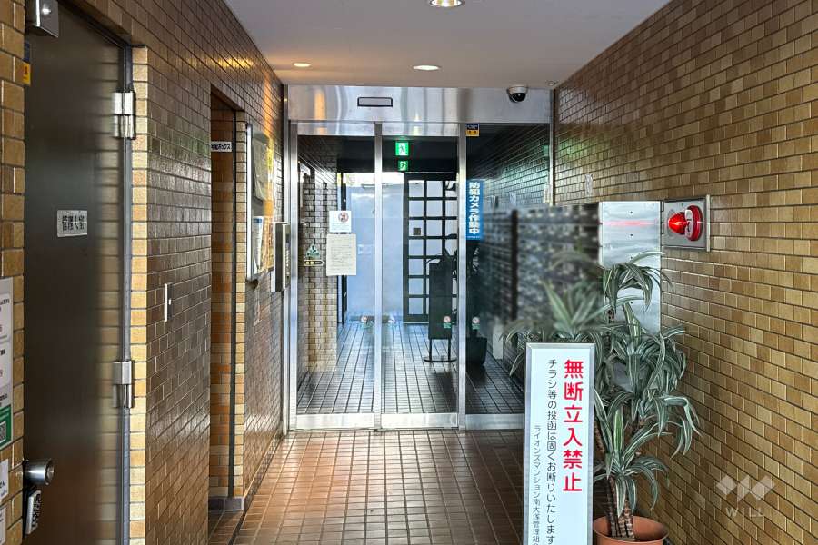 エントランスはオートロック付きです。