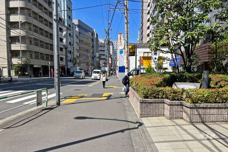 敷地の西側前面道路は南大塚通です（南側から）。