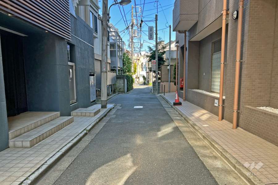 敷地の北側前面道路（西側から）