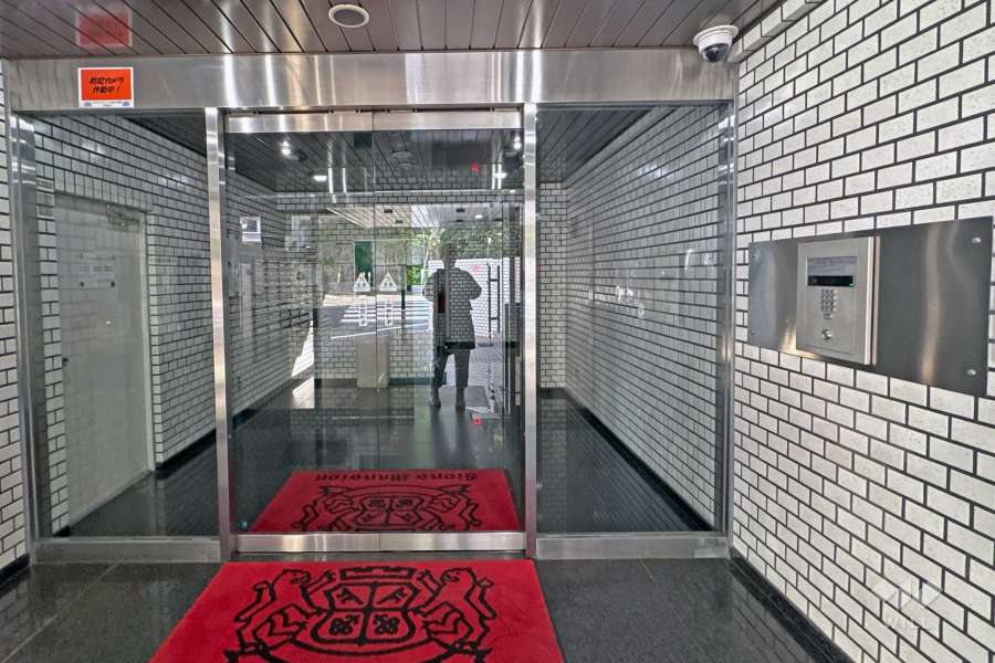 エントランスはオートロック付きです。