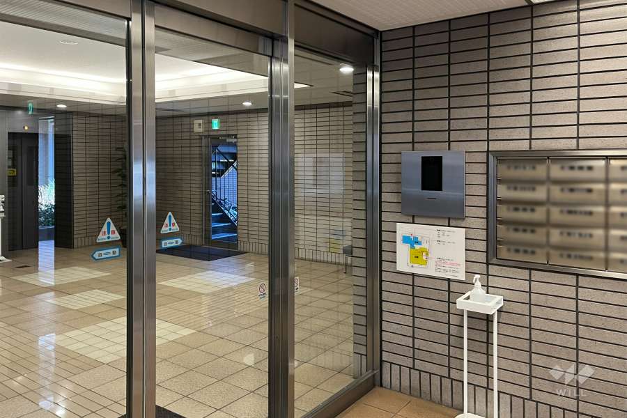 エントランスはオートロック付きです。