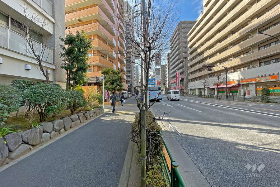 敷地の北西側前面道路は明治通りです（北東側から）。
