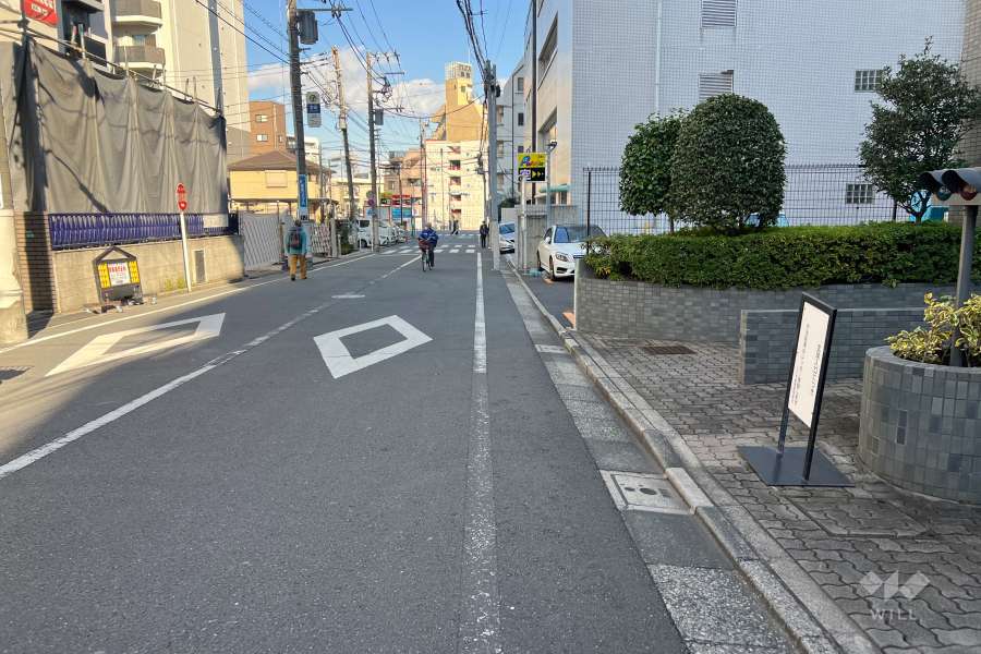 敷地の北西側前面道路（南西側から）