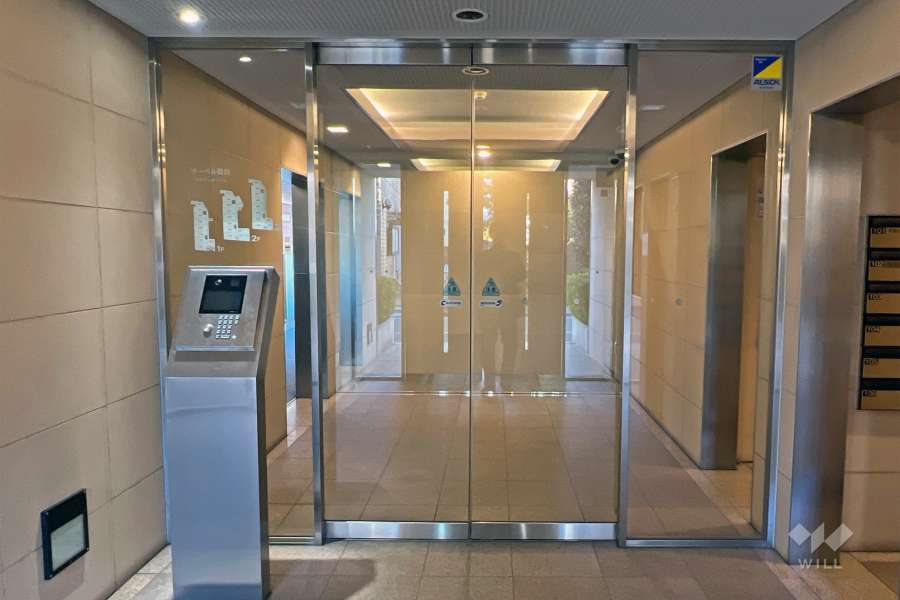 エントランスはオートロック付きです。