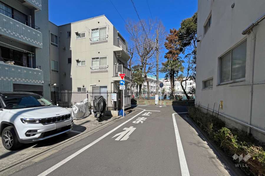 敷地の東側前面道路（南側から）