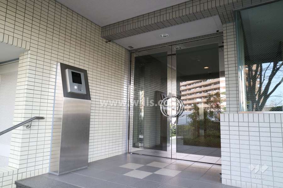 エントランスはオートロック付きです。