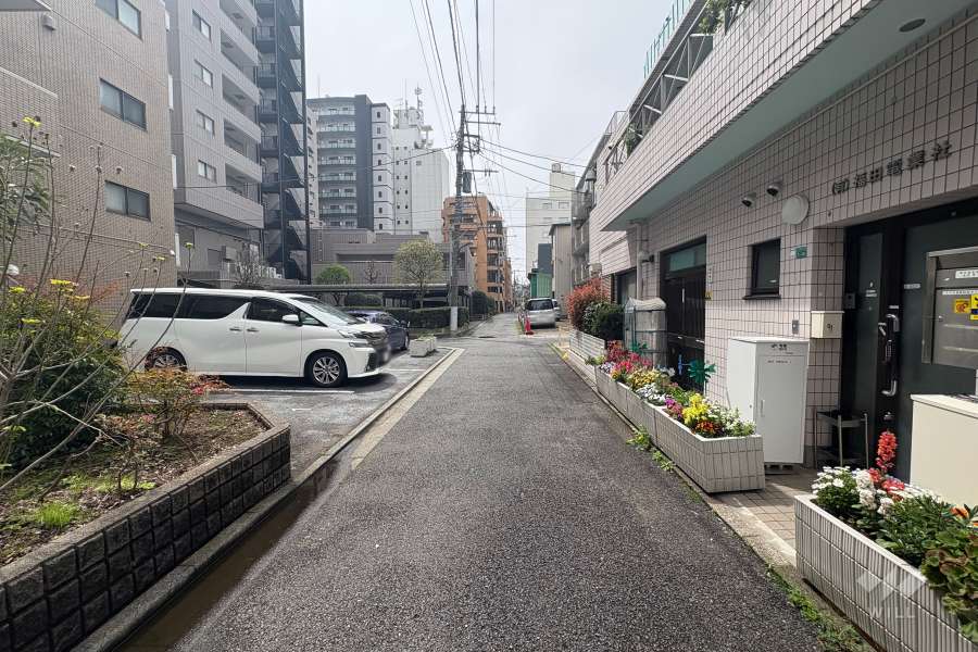 敷地北西側の前面道路