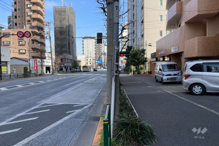 敷地の北西側前面道路（南西側から）