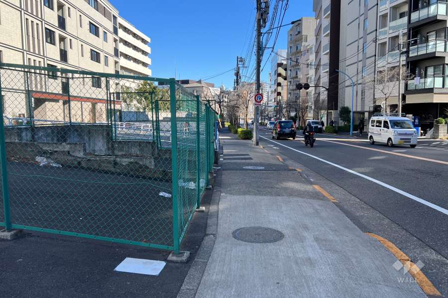 敷地の南側前面道路（西側から）
