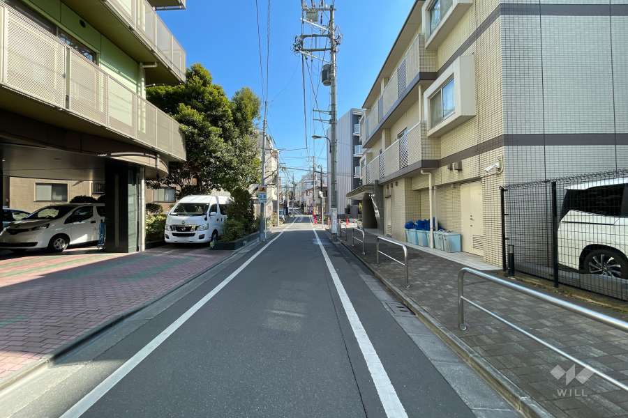 敷地の北側前面道路（西側から）