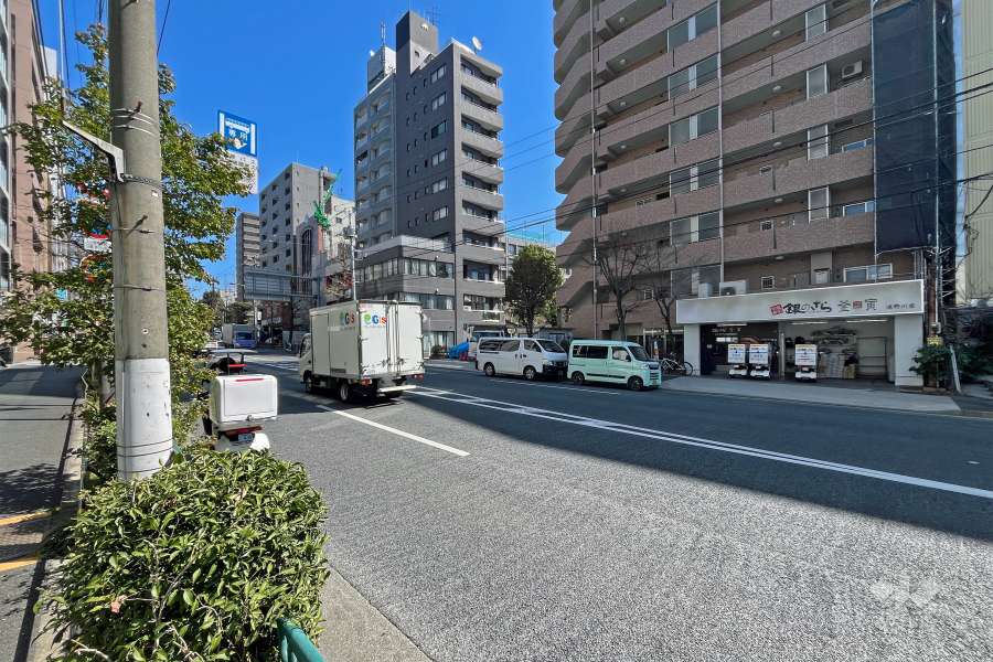 敷地の北西側前面道路は明治通りです（南西側から）。
