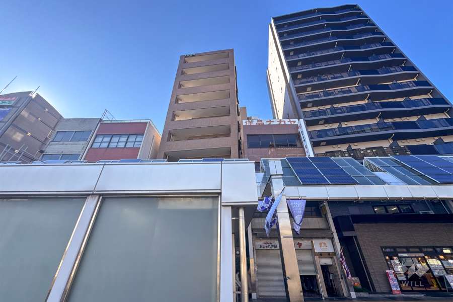 敷地北東側の前面道路（南西側から）